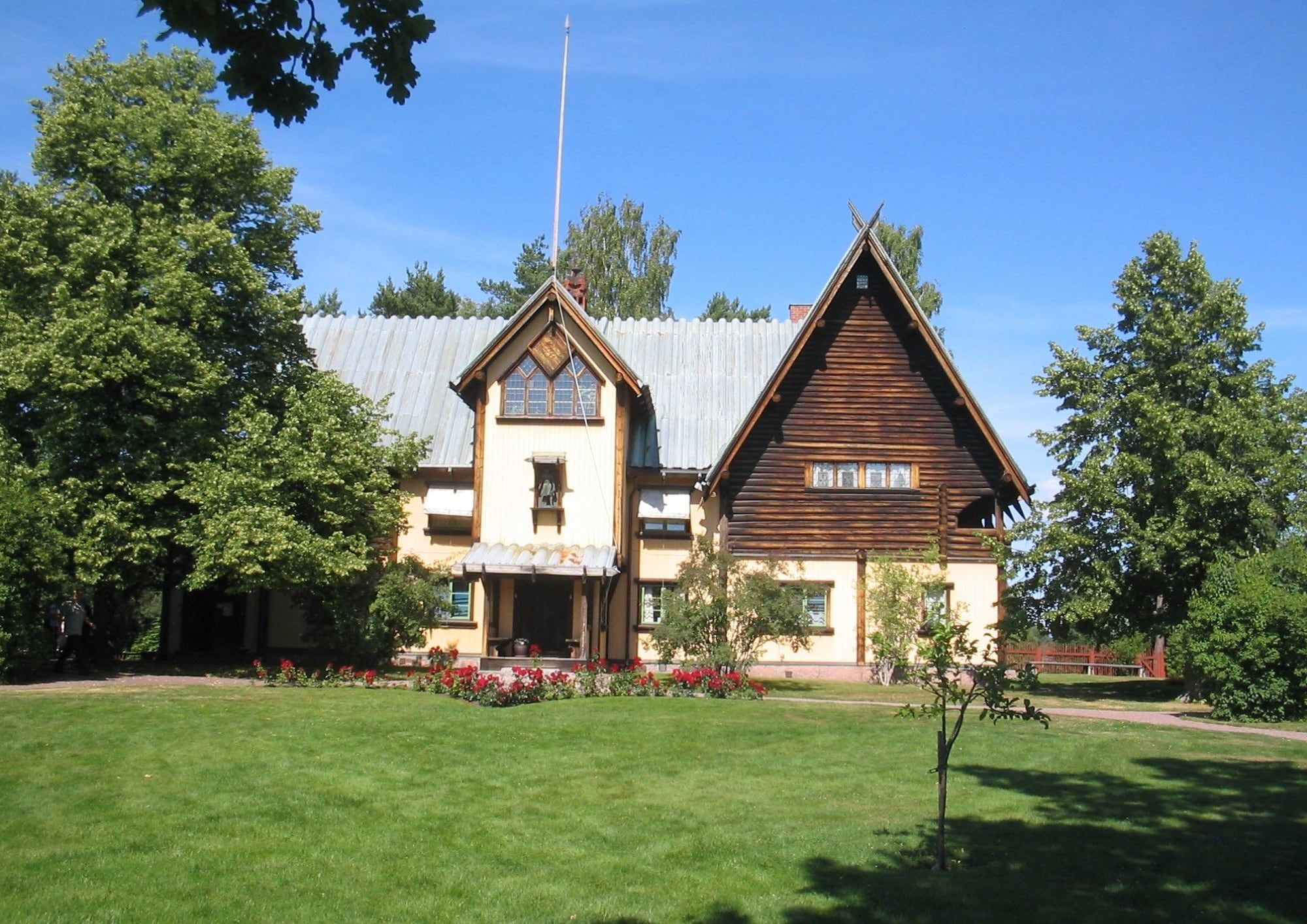 Holzvilla im Drachenstil mit Fahnenmast