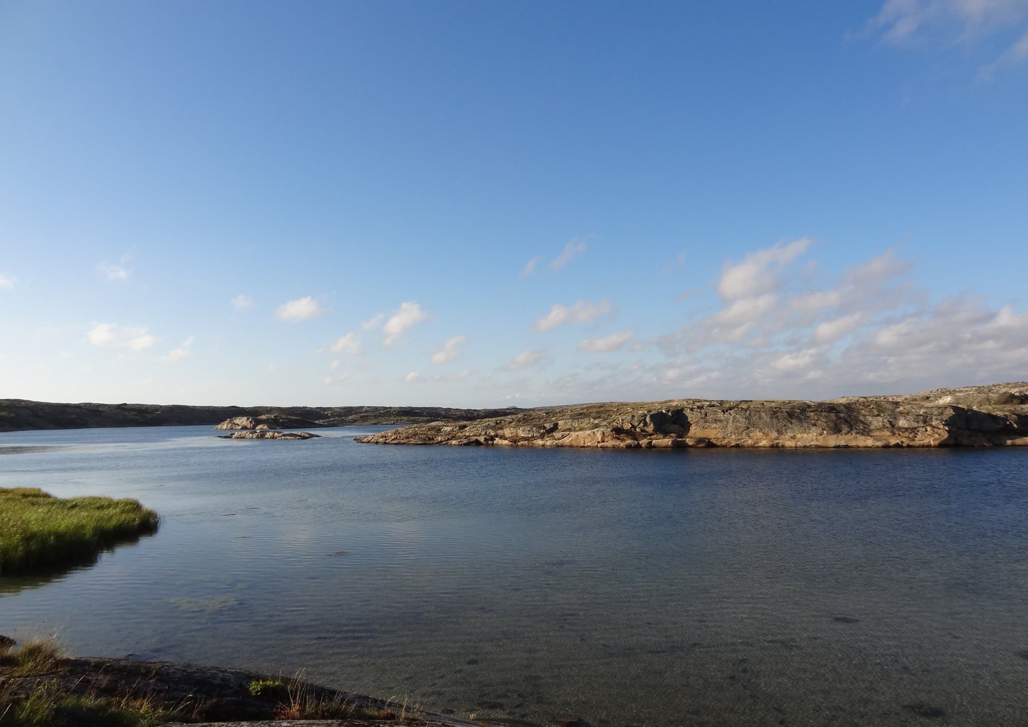 Bucht an der Westküste mit Felsinseln