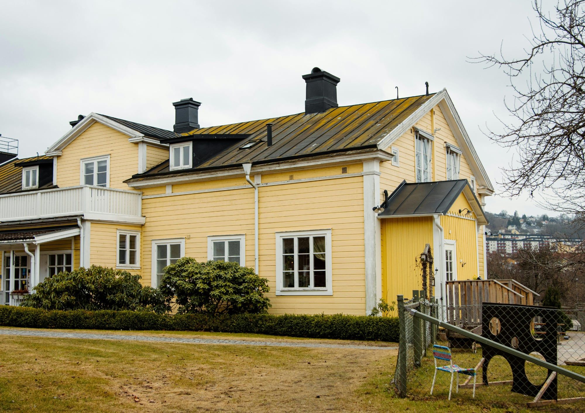 Gelbes Herrenhaus aus Holz